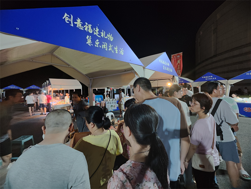 “双节”假期福建礼物市集人气旺 市民游客赶集看好戏
